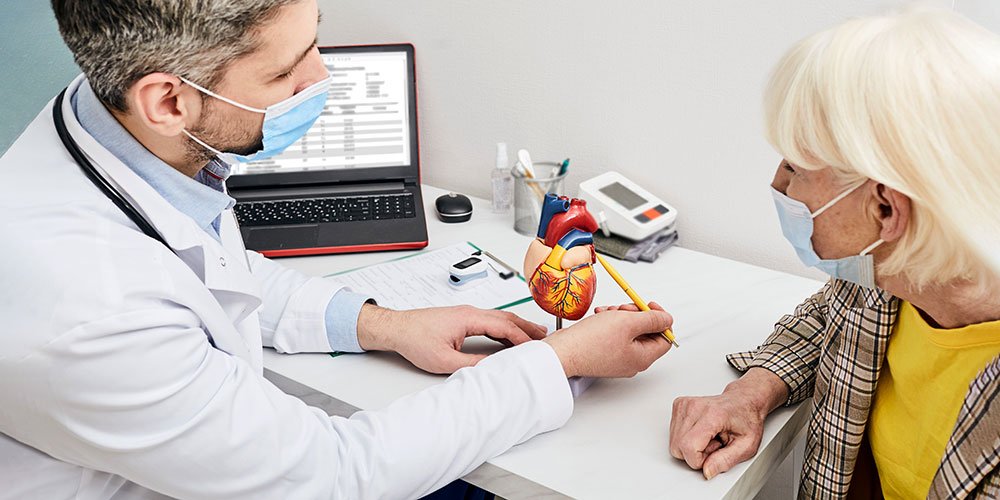 Cardiólogo revisando la salud de un paciente
