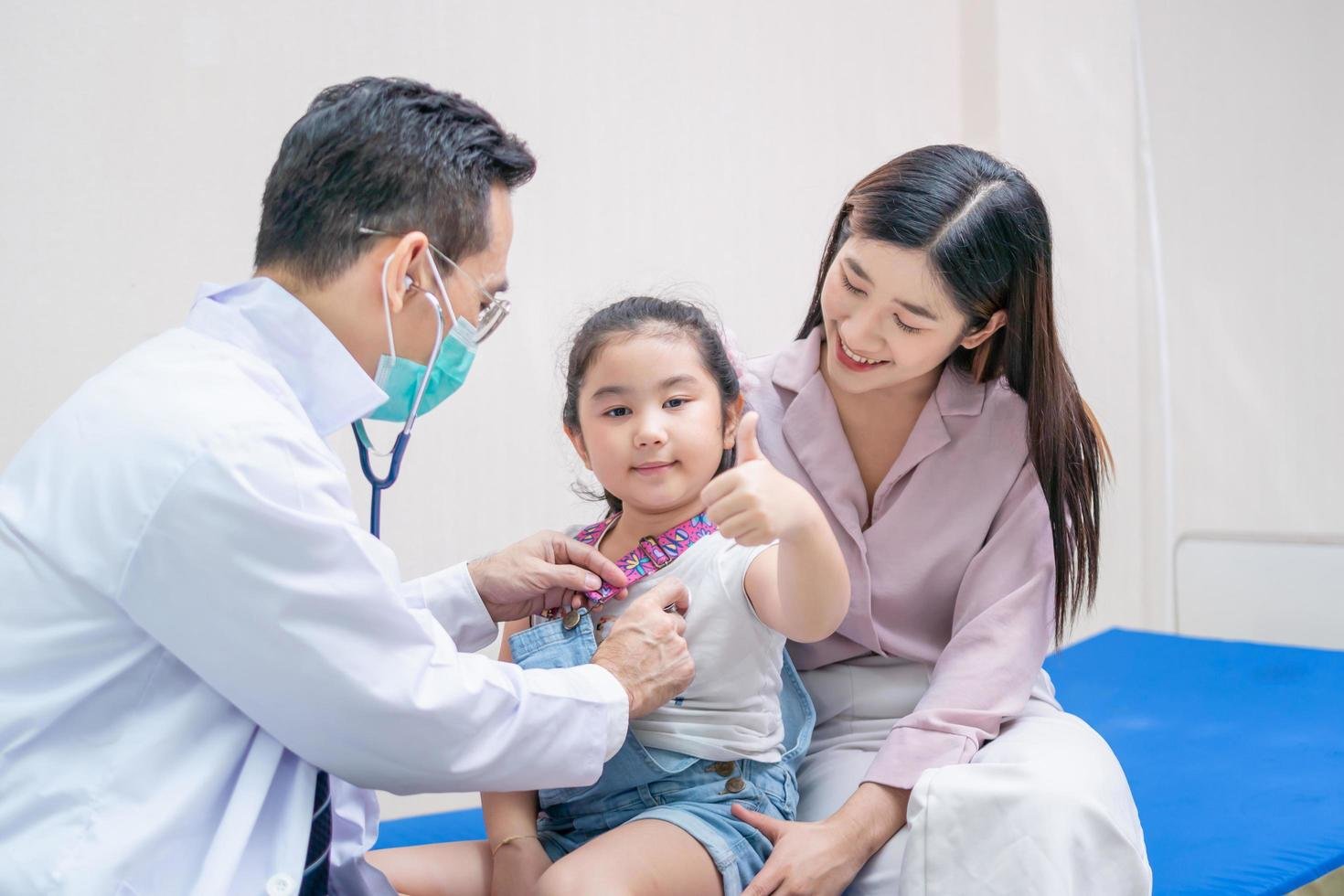 Pediatra examinando a un niño durante una consulta