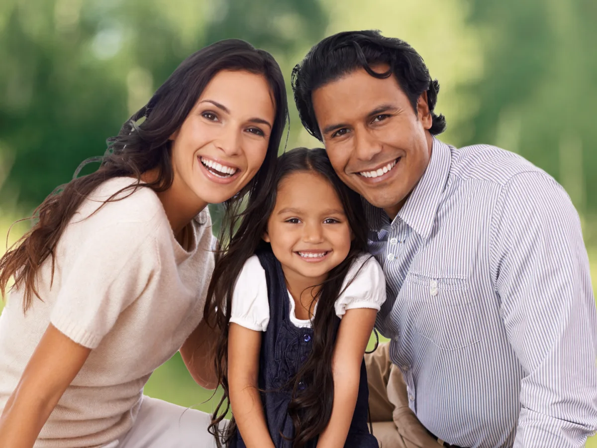 Familia hispana sonriendo junta