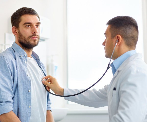 Cardiólogo auscultando a un paciente